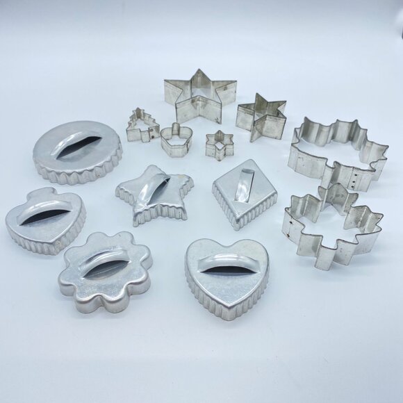 Vtg Mixed Lot Metal Cookie Cutters Maple Leaf Stars Heart Diamond Flower Apple - Picture 2 of 8